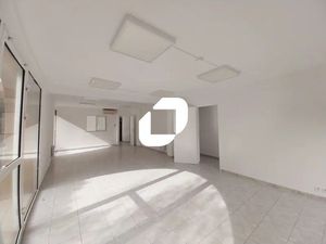 Bureaux cloisonnés accès PMR avec parking