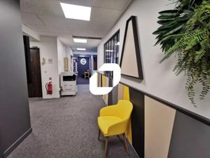 A LOUER  BUREAUX FRONT NATIONALE 20 ET AU PIED DU RER B