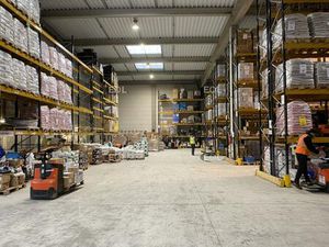 A LOUER : Bâtiment indépendant de 2 600m² à Gennevilliers