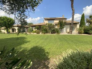 Très belle villa dans un village avec commerces sur un terrain de 3500 m2.