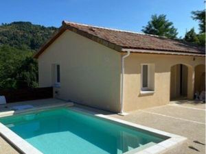 Maison individuelle de plein pied avec piscine /garage/cuisine équipée /climatisation / te