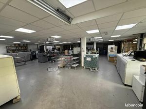 Local bureaux 930 m²