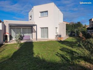 Maison moderne toit plat de 2022 – 168 m² – Quartier mairie/collège – Vue Crussol – Guilhe