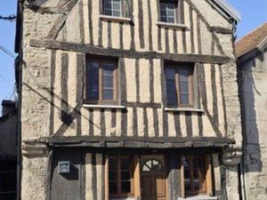Maison de ville de caractère  à colombages et pierre apparente  située dans un environneme