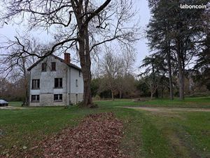 Propriété de 6 36 ha avec maison à rénover et dépendances - Domaine rare à Buzançais