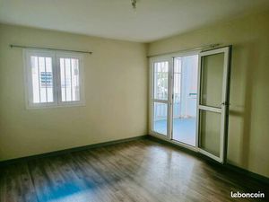 Appartement 2 chambres + grand salon et terrasse a ste clotilde rue tessan