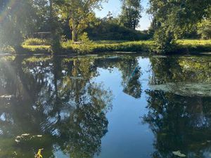 Terrain de loisirs avec bord de riviere