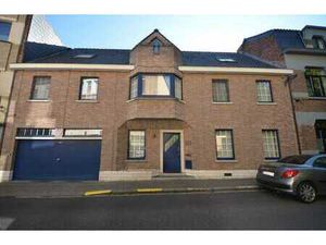 Maison de maitre en centre-ville u avec jardin japonais.