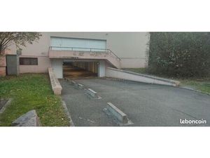 Garage souterrain fermé et sécurisé