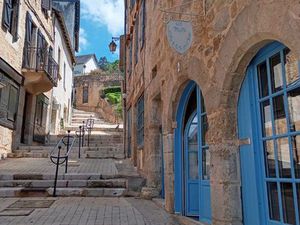 Maison en pierre avec local commercial au cœur de la ville ancienne