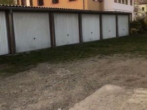 Immeuble comprenant 2 appartements  comble aménageable et 10 garages