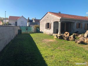 Maison de ville en plein-pied avec dépendances et grand terrain