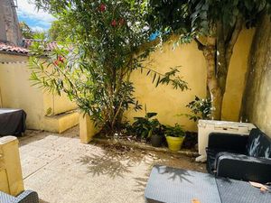 Centre ville de Rochefort – Maison à rénover 175 m² avec cour extérieure