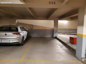 Spacieux parking de 14 m² - Hauteur 2m  Largeur 2 35m  Profondeur 6m. Prix : 17 000 euros