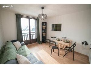 Studio lumineux avec vue sur les montagnes