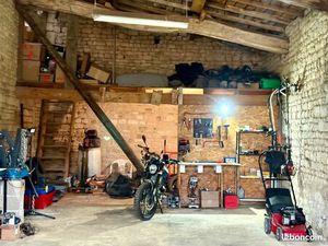 Fond de commerce avec mur