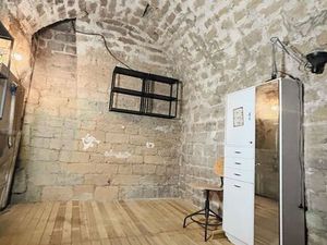 Cave voûtée rare – 12 m² – grande hauteur – Paris 1er