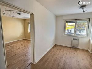 Beau local professionnel accès PMR place de stationnement