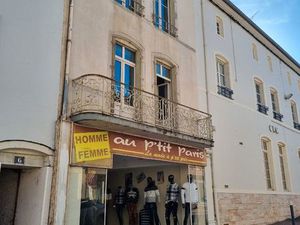 Local commercial dans rue très passante