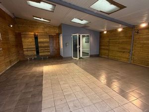 Local d’activité à louer – 127 m² avec bureaux et parking – Forte visibilité D242