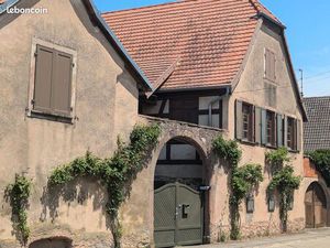 Corps de Ferme avec grande terrasse et plusieurs dépendances