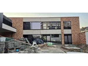 MULTIFUNCTIONEEL NIEUWBOUW COMMERCIEEL GEBOUW MET RUIME P...