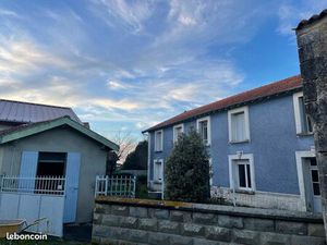 Maison avec grand dépendance