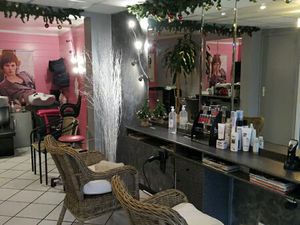 Salon de coiffure 70 m² – Bord de route passante – Parking – Faible loyer
