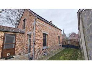 Chouette maison habitable rapidement avec parkings et jardin