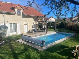 Maison contemporaine lumineuse avec piscine