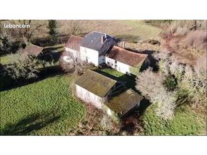 Petite ferme périgourdine isolée avec 3 3 hectares de terrain