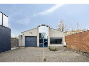 Bâtiment commercial (environ 375 m²) avec un emplacement cen