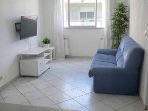 T3 quartier Alco Montpellier avec Tramway ligne 3 au pied