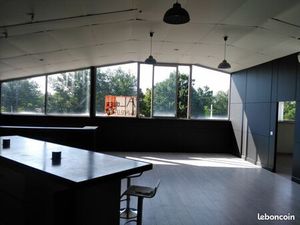 Loft et Bureaux aménagés avec Hangar équipé de racks
