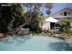 Maison de caractère  à quelques pas des commerces   offrant de beaux volumes et un fort po