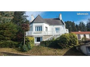 Grande maison bord de mer