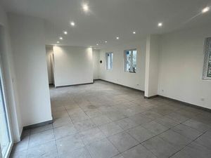 Local commercial / Bureaux – 75 m² – Rénové à neuf – Visibilité exceptionnelle