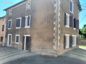 Maison de village mitoyenne 2 niveaux 130m2 rénovée