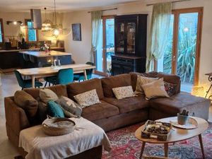 Maison de plain-pied récente avec piscine – Environnement calme et verdoyant