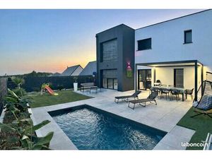 Maison contemporaine avec piscine chauffée – Crévin