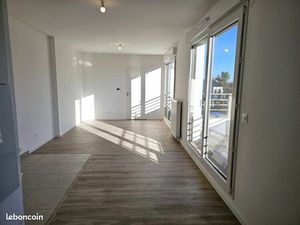 Studio très lumineux dernier étage LE PLESSIS TREVISE