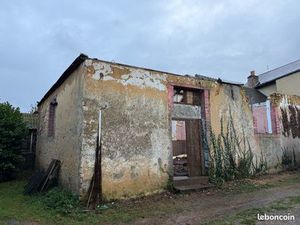 Ancien bâtiment de 100 m2 au sol à rénover au bourg d’un village Sarthois