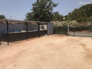 Stand commerce bord de route avec plusieurs possibilités sur terrain privé