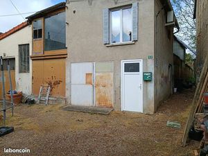 Pont de Pierre Chandon 42190 maison mitoyenne 91 m² au sol dans cour commune. 49500
