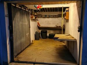 À vendre - box privé fermé