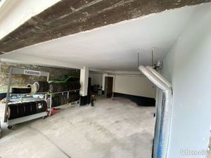 Grand garage sécurisé