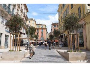 Hyères – Local commercial plain-pied – 232 m² + jardin 45 m² – Grand linéaire vitrine – Ax