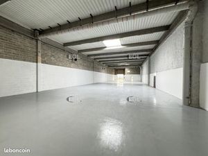 Local d'activité 880 m²