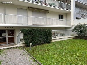 Grand appartement T2/3. Résidence calme et sécurisée. Parking