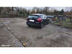 Grand parking extérieur